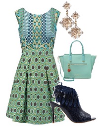 Das grün-blaue Farbduo auf dem Kleid von Derhy hebt weibliche Reize hervor