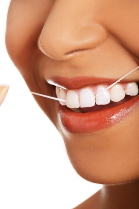 Zahnseide richtig anwenden – Tipps zur Pflege der Zahnzwischenräume