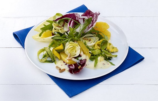 Salat mit gegrillter Zucchini Orangen Joghurt Dressing