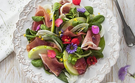 Bunter Salat mit Parmaschinken