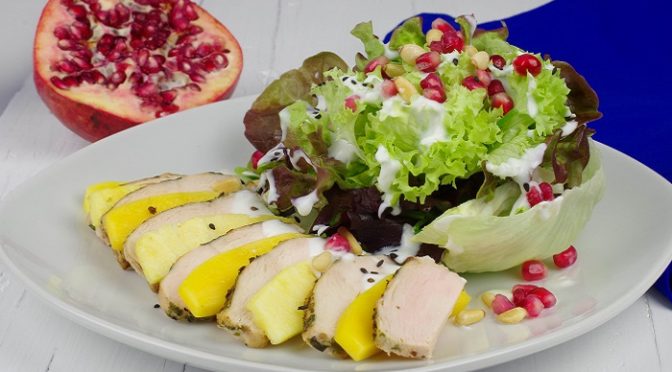 Fitness-Salat mit Ananas, Mango und Hähnchenbrustfilet