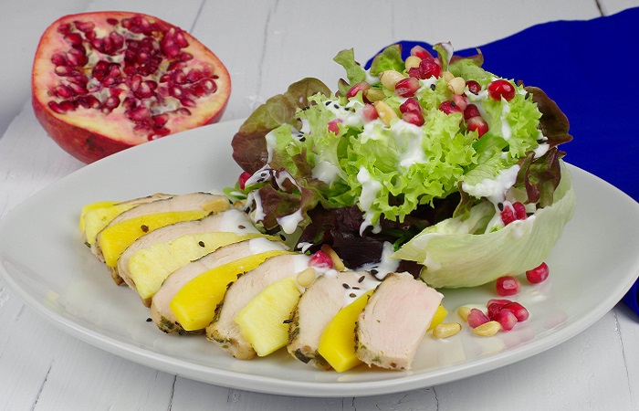 Fitness-Salat mit Ananas, Mango und Hähnchenbrustfilet - BeautyMay Fitness-Salat mit Ananas, Mango und Hähnchenbrustfilet - BeautyMay