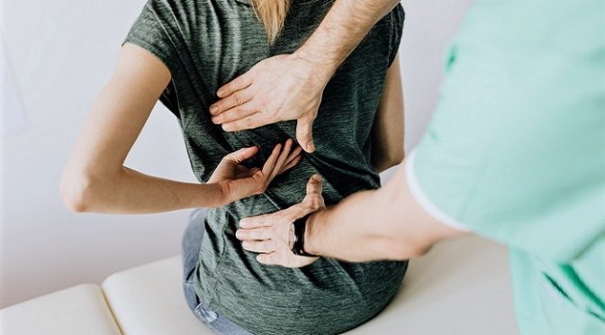 Chronische Rückenschmerzen – Ursachen, Behandlungsmöglichkeiten und Prävention