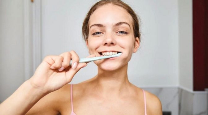 Wie gesunde Zähne Faltenbildung verhindern können